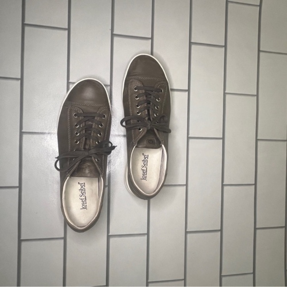 Josef Seibel Women’s Olive Green Leather Oxfords/Casual Shoes with Rounded Toe